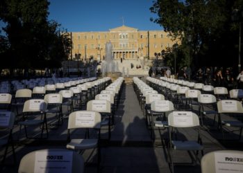 “Άδειες καρέκλες” στο Σύνταγμα και σε όλη την Ελλάδα