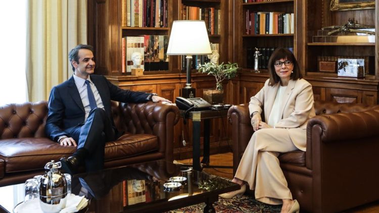 Ενημέρωση Μητσοτάκη σε Σακελλαροπούλου