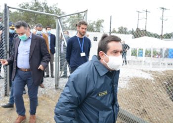 Μηταράκης από τη Μόρια: Περισσότερη εγρήγορση στη δεύτερη φάση