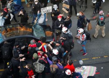 ΗΠΑ: Οδηγός έπεσε με το αυτοκίνητο σε πλήθος διαδηλωτών και άνοιξε πυρ (video)