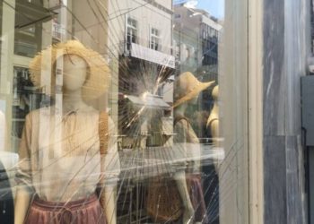 Επίθεση αγνώστων με βαριοπούλες σε καταστήματα στην Ερμού