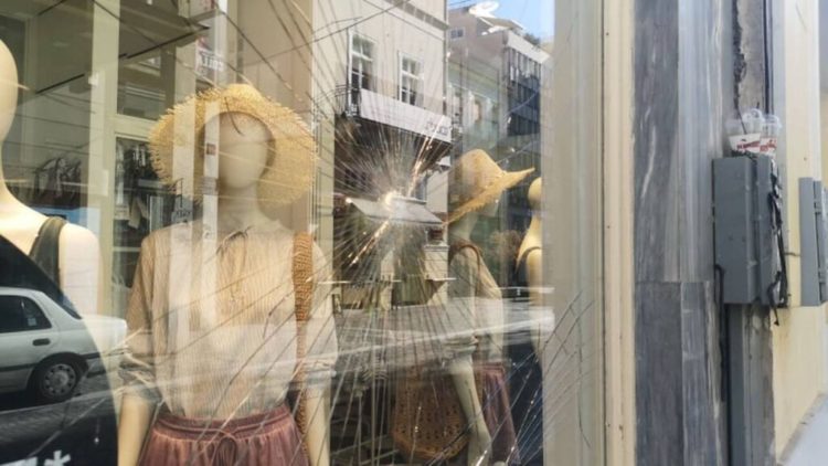 Επίθεση αγνώστων με βαριοπούλες σε καταστήματα στην Ερμού