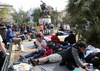 ΚΙΝΑΛ: Ανακοίνωση κατά του Μηταράκη για τις εικόνες της πλατείας Βικτωρίας