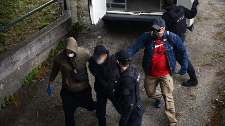 Ελεύθεροι με όρους οι αντιεξουσιαστές που επιχείρησαν να βάλουν εκρηκτικά στο σπίτι του Δ.Σταμάτη