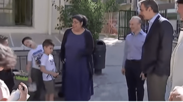 Η επική αντίδραση πιτσιρικά όταν συνάντησε τον Μητσοτάκη – Το video που έγινε viral