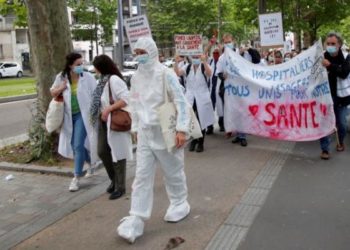 Παρίσι: Επεισόδια και δακρυγόνα στο  σε διαδήλωση για τα «νοσοκομεία σε ασφυξία»