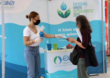 Θεσσαλονίκη: Κούπες και στιλό από ανακυκλώσιμα υλικά μοίρασε η ΕΥΑΘ