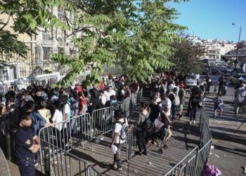 Στην υπηρεσία Ασύλου ο Μηταράκης – Ουρές και σήμερα από αιτούντες άσυλο