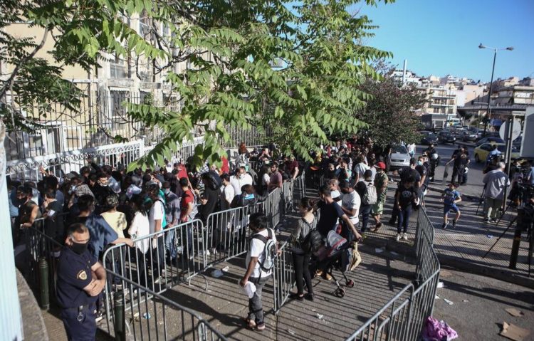 Στην υπηρεσία Ασύλου ο Μηταράκης – Ουρές και σήμερα από αιτούντες άσυλο