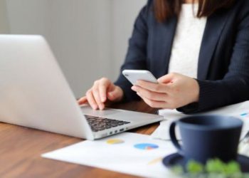 H τηλεργασία περιορίζει τη δημιουργικότητα που προσφέρει το γραφείο