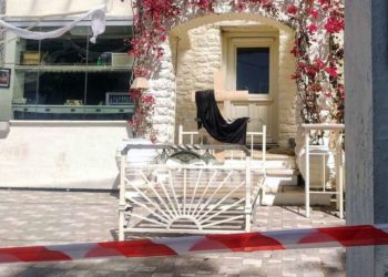 Πάτρα: Διαμαρτυρία νυχτερινού κέντρου με κρεββάτι και σταυρό  για το “λουκέτο” ενός μήνα