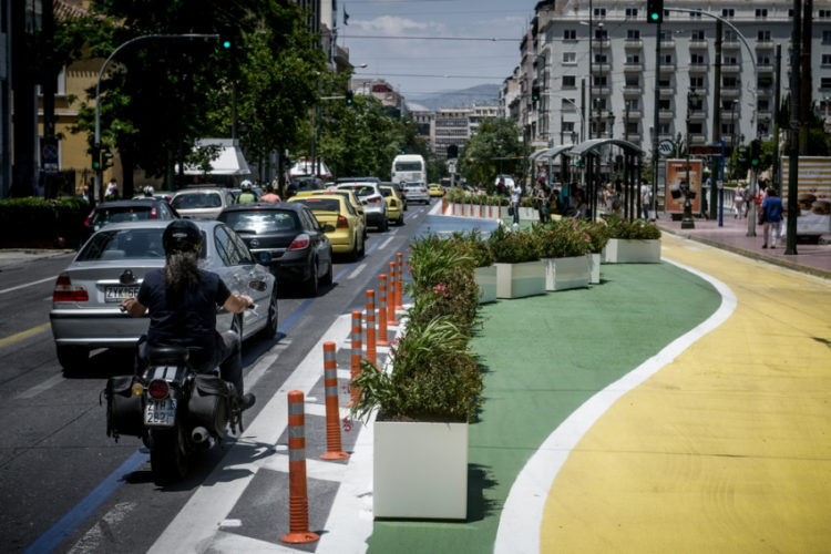 Μεγάλος Περίπατος: Τοποθετήθηκαν ζαρντινιέρες στην Πανεπιστημίου – Επόμενος σταθμός… Σύνταγμα