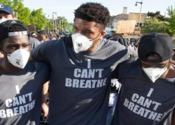 Αντετοκούνμπο σε διαδήλωση για τον Φλόιντ: Θέλουμε αλλαγή και δικαιοσύνη – Μοίρασαν νερά στους διαδηλωτές (video)