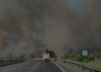 Υπό έλεγχο η φωτιά στο Μαρτίνο – Άνοιξε η εθνική οδός