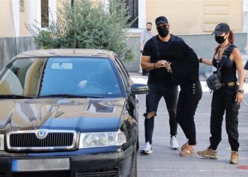 Επίθεση με βιτριόλι: Η άφιξη της 35χρονης στην Ευελπίδων (βίντεο)