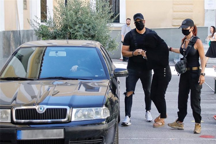 Επίθεση με βιτριόλι: Η άφιξη της 35χρονης στην Ευελπίδων (βίντεο)