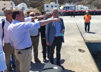 Τα έργα στο λιμάνι της Σαντορίνης επιθεώρησε ο Κ. Καραμανλής