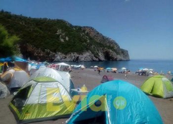 Λιμνιώνας: Γεμάτη σκηνές η παραλία και χωρίς καμία απόσταση