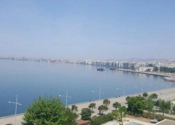 Θεσσαλονίκη: Άνδρας έπεσε στον Θερμαϊκό – Τον έσωσαν περαστικοί