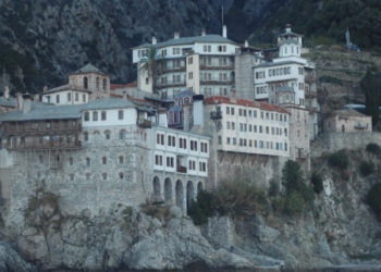 Φωτιά στο Άγιο Όρος – Στο σημείο σπεύδουν 20 οχήματα με 59 πυροσβέστες και 3 ομάδες πεζοπόρο με 19 άτομα.