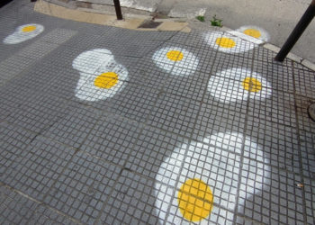 Θεσσαλονίκη: Γέμισαν τα πεζοδρόμια με… τηγανητά αβγά