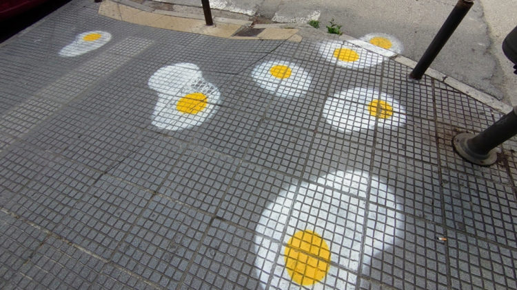 Θεσσαλονίκη: Γέμισαν τα πεζοδρόμια με… τηγανητά αβγά