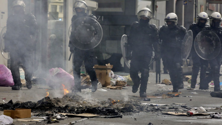 Βρυξέλλες: Συγκρούσεις με δεκάδες τραυματίες μετά την μεγάλη αντιρατσιστική διαδήλωση