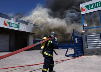 Ασπρόπυργος: Μεγάλη φωτιά τωρα σε εργοστάσιο (photos)