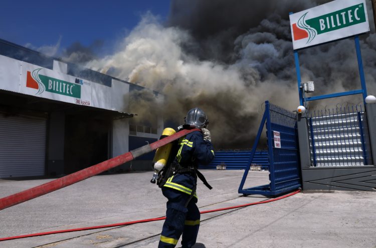 Ασπρόπυργος: Μεγάλη φωτιά τωρα σε εργοστάσιο (photos)