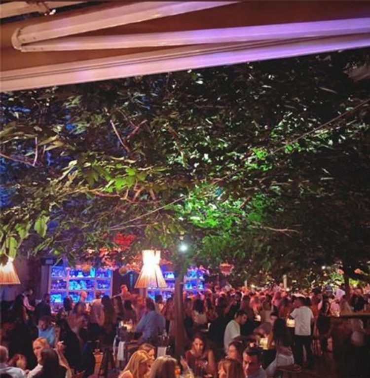 Κορονoϊός : Ανησυχία των επιστημόνων για τις εικόνες συνωστισμού και τα πάρτι