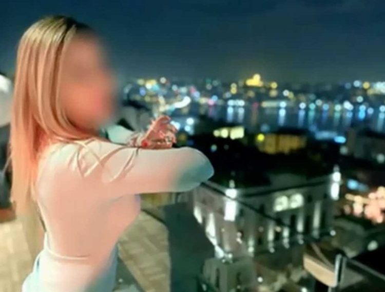 Επίθεση με βιτριόλι: Ποιά ειναι η εντυπωσιακή ξανθιά που ανακρίνεται αυτή τη στιγμή