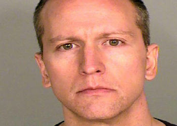 Δολοφονία Φλόιντ: Στο δικαστήριο για πρώτη φορά ο αστυνομικός που τον σκότωσε