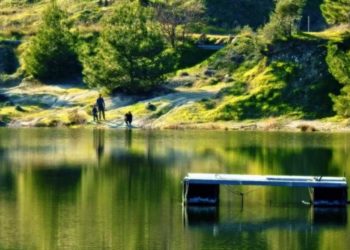 Χίος: Οι αλλοδαποί κάνουν τα μπάνια τους στο φράγμα Ζυφιά