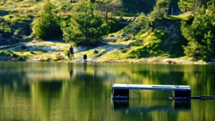 Χίος: Οι αλλοδαποί κάνουν τα μπάνια τους στο φράγμα Ζυφιά