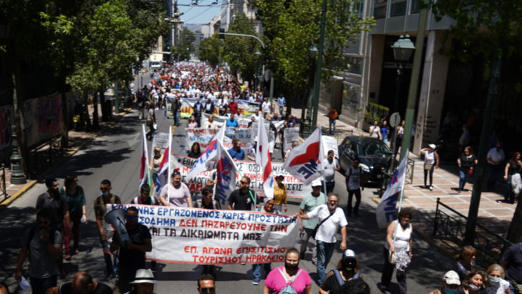 Ξεκίνησε η πορεία των εργαζομένων στον επισιτισμό προς τη Βουλή