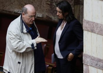 «Δέρνουν» αλύπητα την Κεραμέως