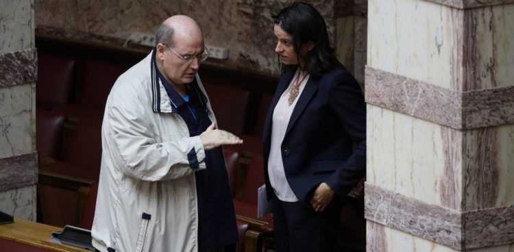 «Δέρνουν» αλύπητα την Κεραμέως