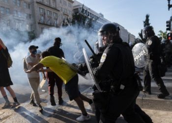 ΗΠΑ: Τουλάχιστον πέντε αστυνομικοί τραυματίες στις διαδηλώσεις για τον θάνατο του Τζορτζ Φλόιντ