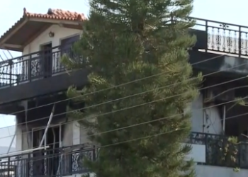 Βούλα: Μια νεκρή και δύο τραυματίες από φωτιά σε διαμέρισμα