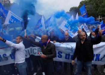 Γαλλία: Αστυνομικοί διαμαρτύρονται γιατί απαγορεύτηκε η λαβή στο λαιμό (photos)