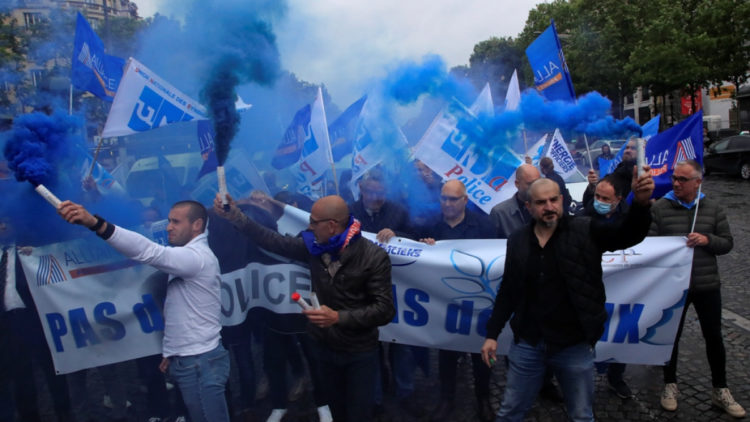 Γαλλία: Αστυνομικοί διαμαρτύρονται γιατί απαγορεύτηκε η λαβή στο λαιμό (photos)