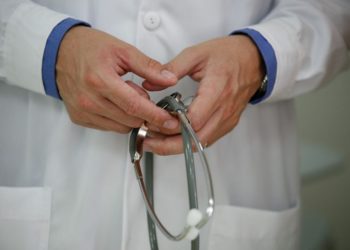 Συνελήφθη άνδρας που παρίστανε το γιατρό – Ευθύνεται για τους θανάτους 2 παιδιών και ηλικιωμένου