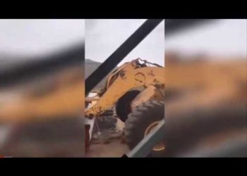 Τραγωδία: Μπουλντόζα γκρεμίζει σπίτι και σκοτώνει παιδί που κοιμαται μέσα (βιντεο)