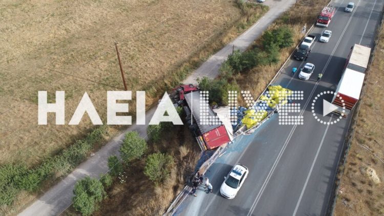 Ανατροπή νταλίκας στην Πατρών-Πύργου με έναν τραυματία (video)