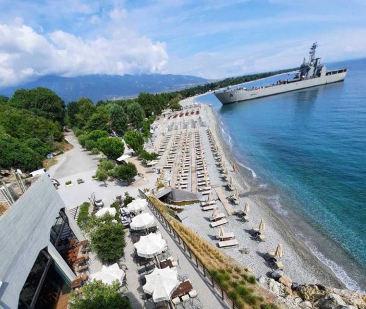 Πιερία: Απίστευτο – Αρματαγωγό «έδεσε» σε beach bar
