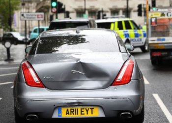 Μπόρις Τζόνσον – Tροχαίο με τη τζάγκουαρ έξω από τη Βουλή