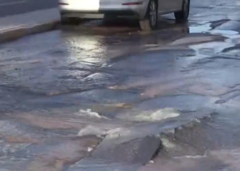 Έσπασε κεντρικός αγωγός στην Καλλιθέα – Σηκώθηκε η άσφαλτος στο σημείο