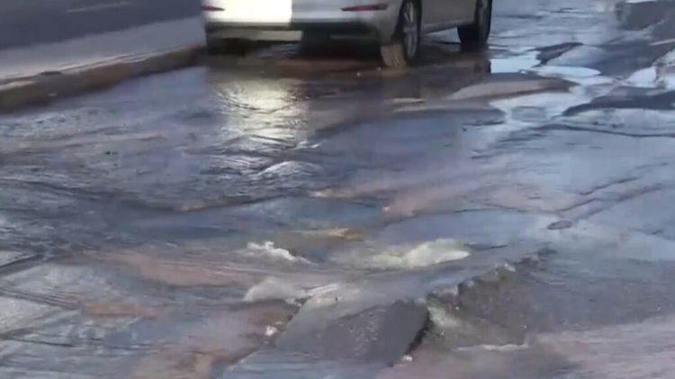 Έσπασε κεντρικός αγωγός στην Καλλιθέα – Σηκώθηκε η άσφαλτος στο σημείο