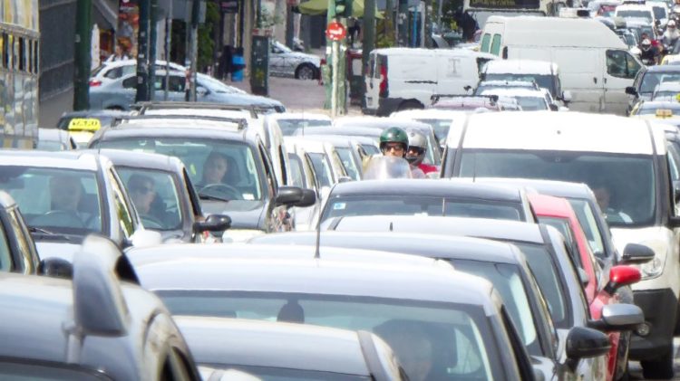 Ουρές χιλιομέτρων στην Αθηνών – Λαμίας αυτη την ωρα