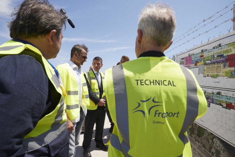 Επιθεώρηση Μητσοτάκη στα έργα αναβάθμισης του αεροδρομίου Σαντορίνης